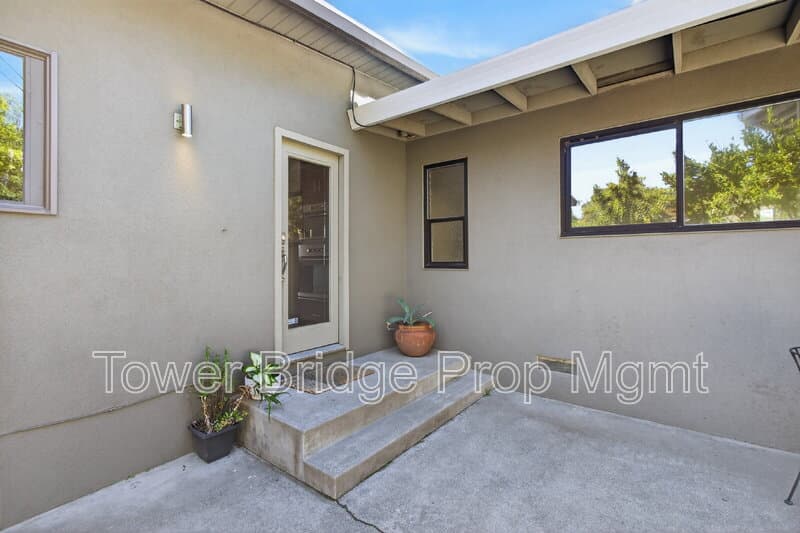 Fair Oaks House: 3937 Orangewood Dr