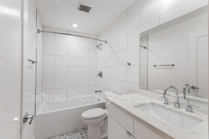 Los Angeles Condo: 1546 Bundy Drive