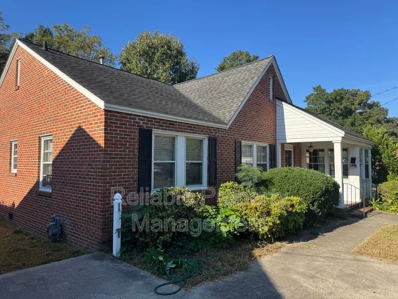 Smithfield House: 208 E Holt St