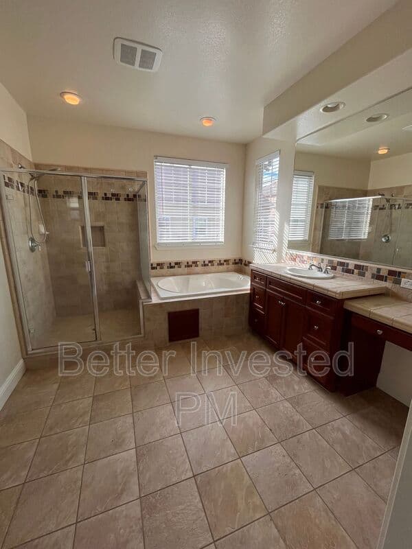 Santa Rosa House: 1363 Gordon Ln