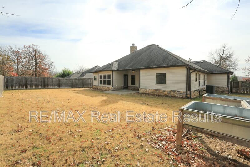 Cave Springs House: 1000 Peak St