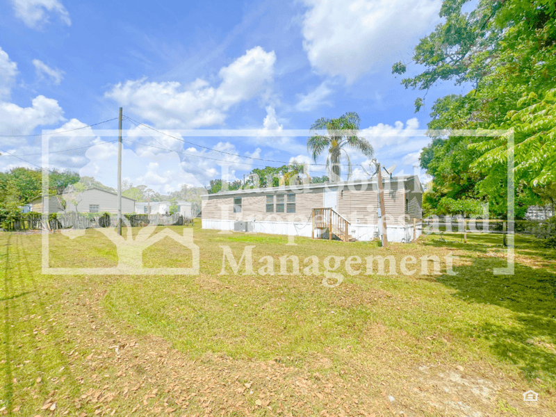 Lakeland House: 3230 J and J Manor Rd