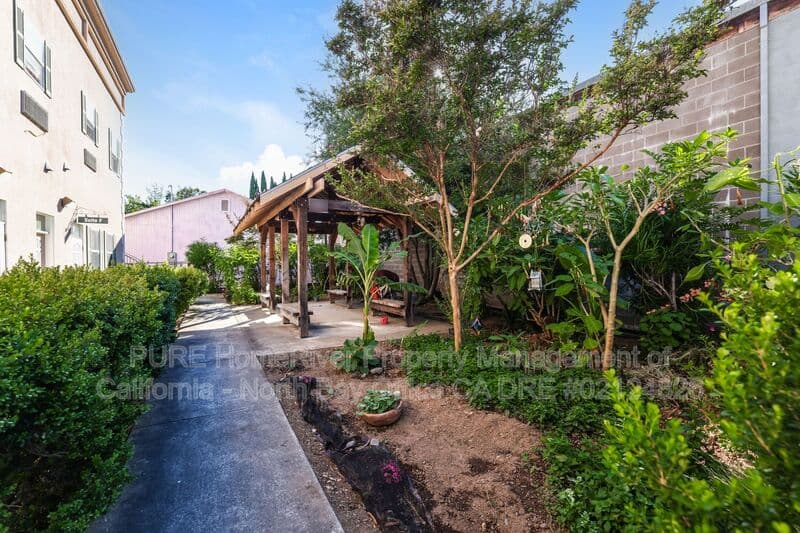 Cloverdale House: 154 Railroad Avenue