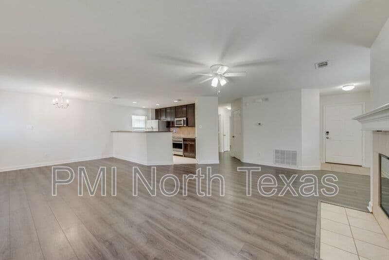 Fort Worth House: 8809 Valley River Drive