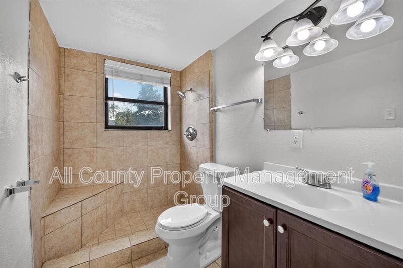Bedford House: 2024 Charleston Drive