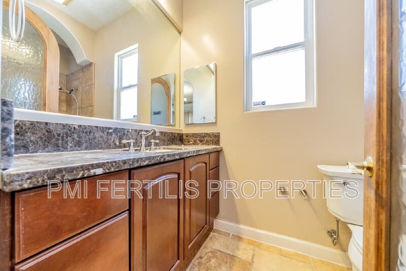 Riverside House: 17425 Cyrus Lane