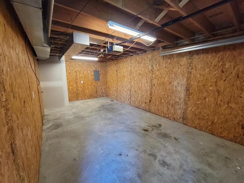 Pella Condo: 2256 Fairfax Dr