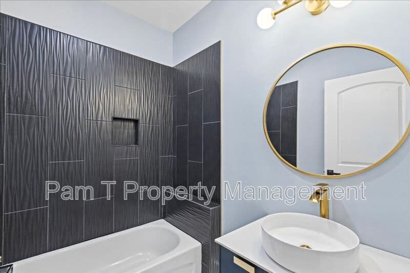 Savannah House: 3205 Burroughs St