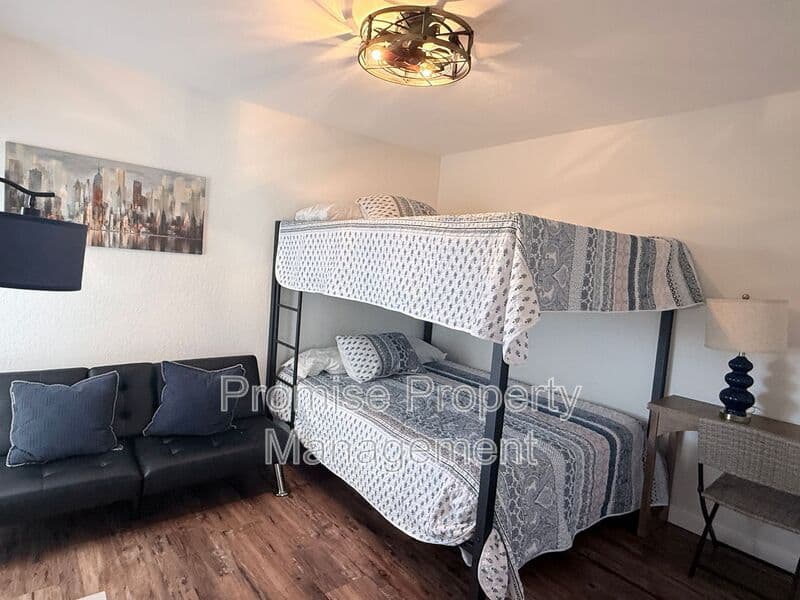 Oceanside Condo: 910 N Pacific Street