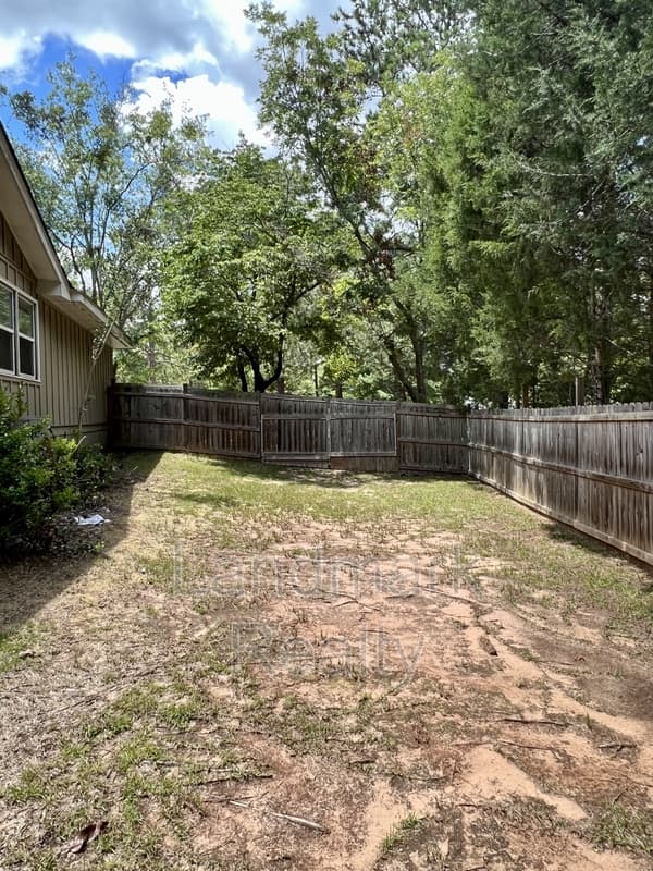 Warner Robins House: 116 Lake Front Drive