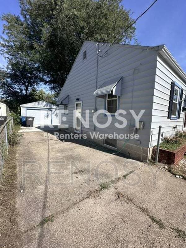 Des Moines House: 5711 Allison Ave