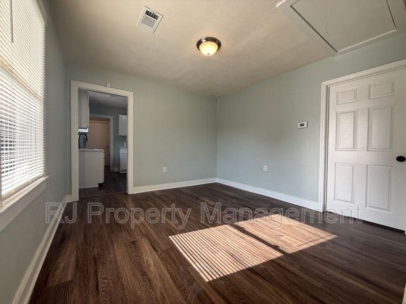 Memphis House: 253 Silverage Ave