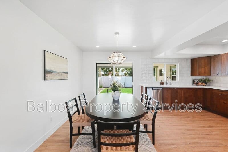 Gilbert House: 1 N Cottonwood Dr