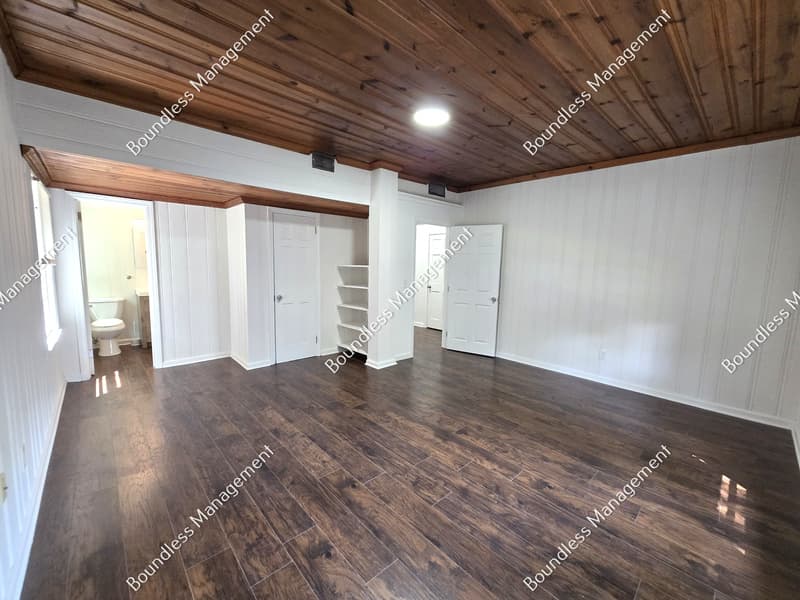 Decatur House: 2233 Leafmore Dr