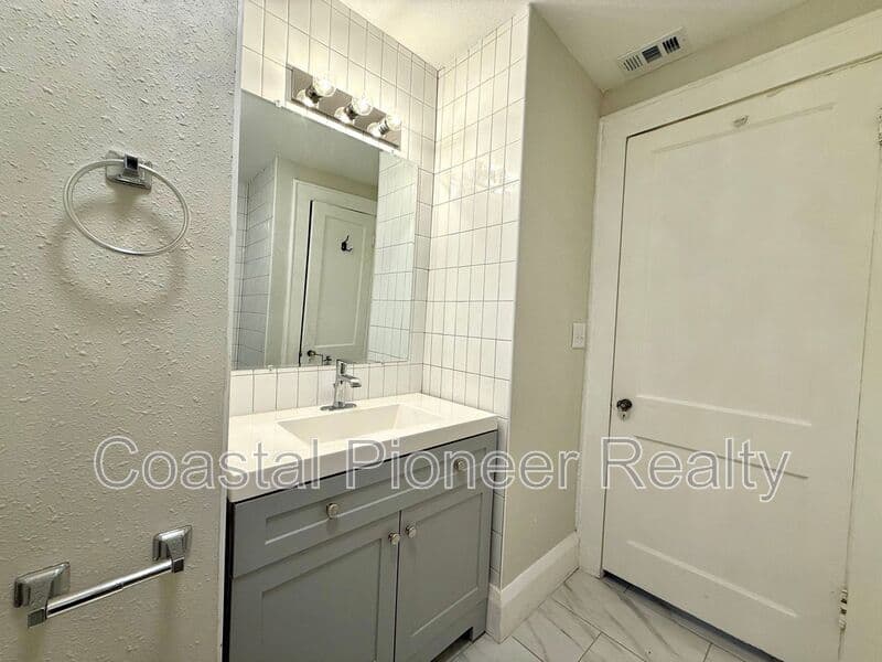TAMPA Condo: 4015 N Seminole Ave