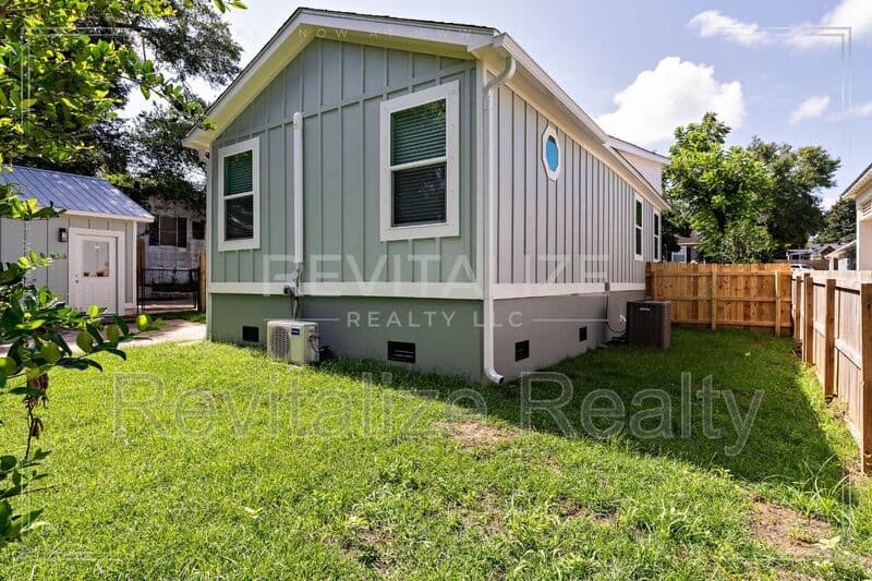 Mobile House: 80 Hathaway Rd N