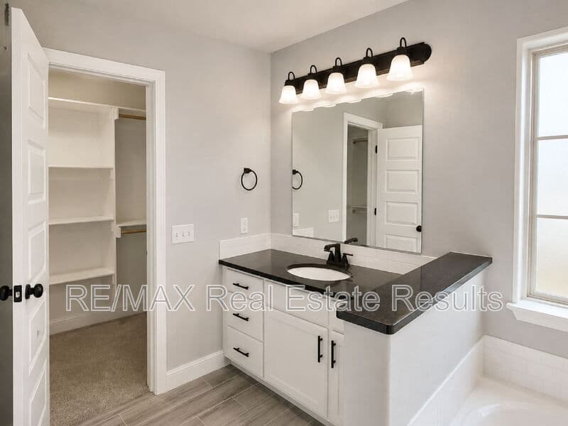 Bentonville House: 511 Melrose Pl