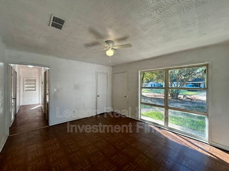 Shreveport House: 3054 Amherst St.