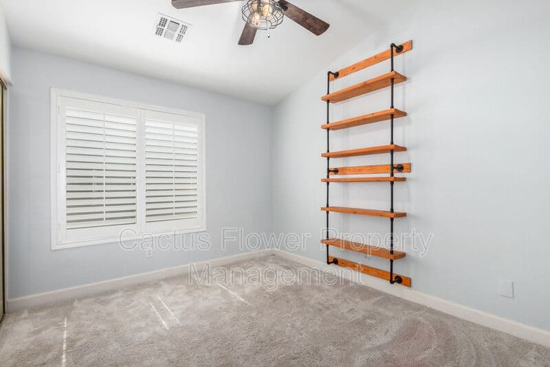 Glendale House: 21295 N 69th Ave