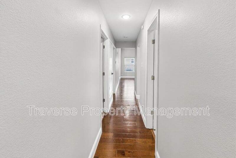 Bedford House: 2909 White Oak Ln