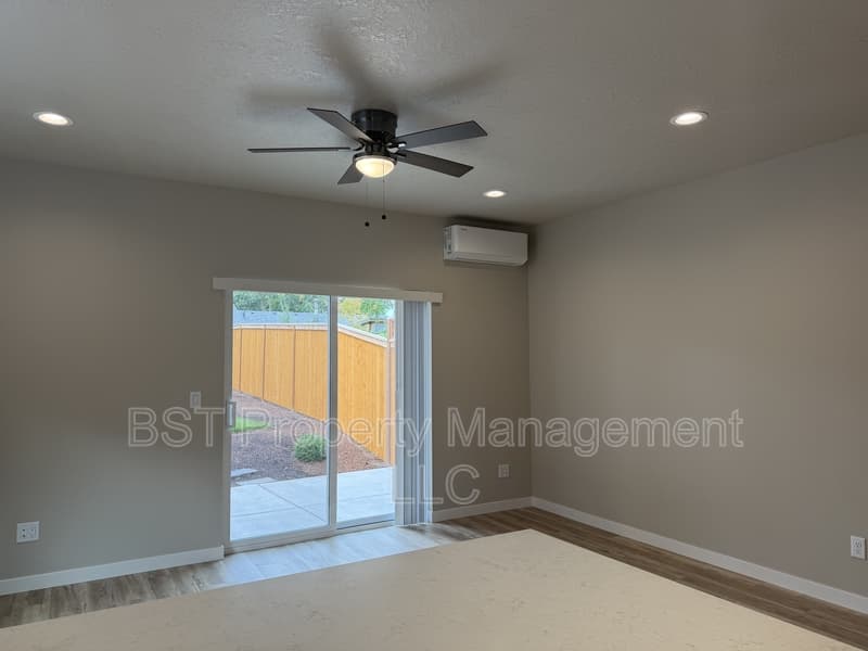 Keizer Townhome: 4035 Filbert St NE, Keizer, OR 97303