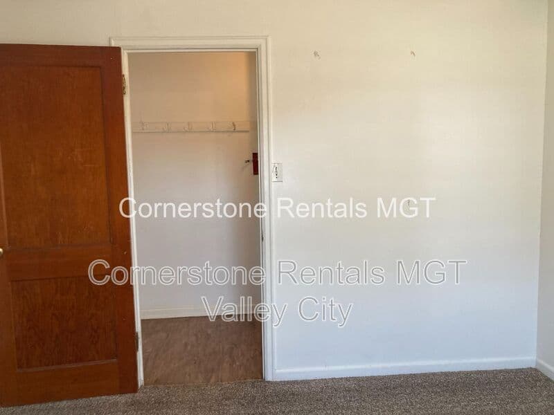 Valley City House: 529 2nd St SW #3