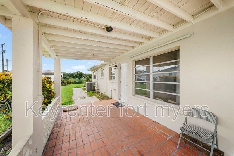 North Fort Myers House: 275 Lakeview Dr