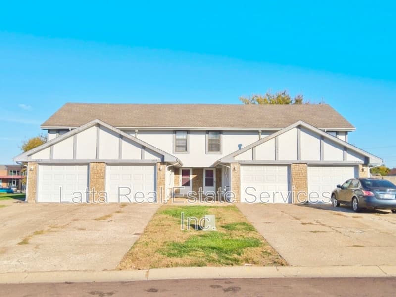 Independence Townhome: 18919 E Manor Dr