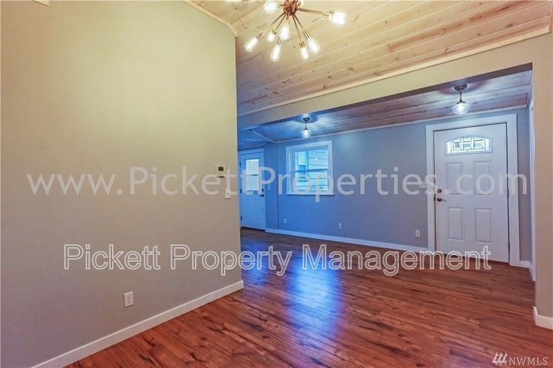 Bremerton House: 1120 Cogean Ave