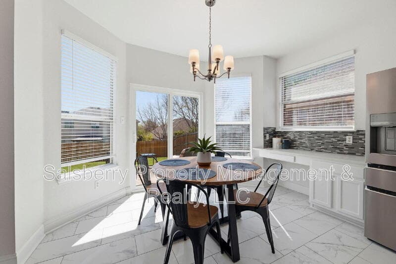Fort Worth House: 4943 Sunset Ridge Drive