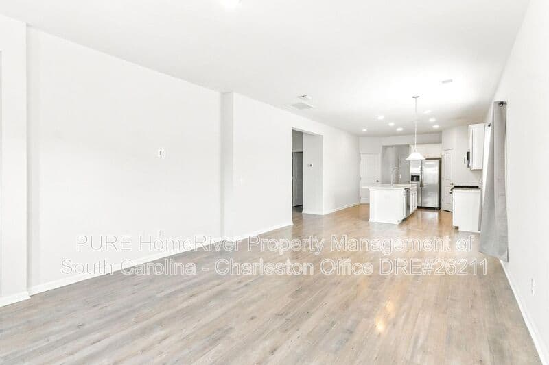 Goose Creek House: 105 Sequoia Ln