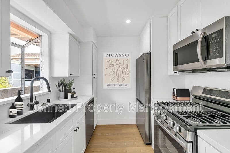 Los Angeles Condo: 12420 Woodgreen St