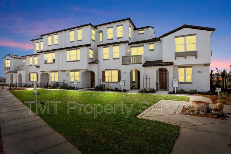 Sacramento Townhome: 31 Advantage Court