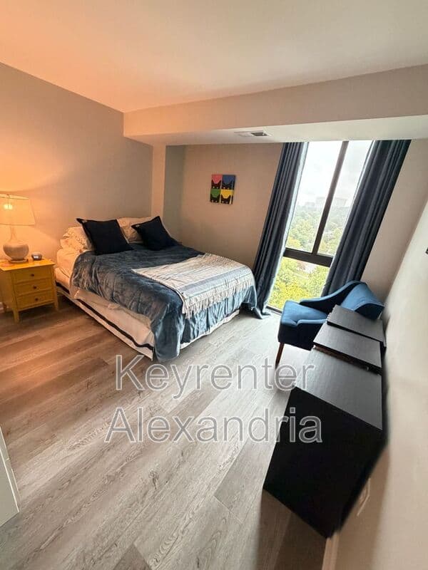 Alexandria House: 5300 Holmes Run Parkway