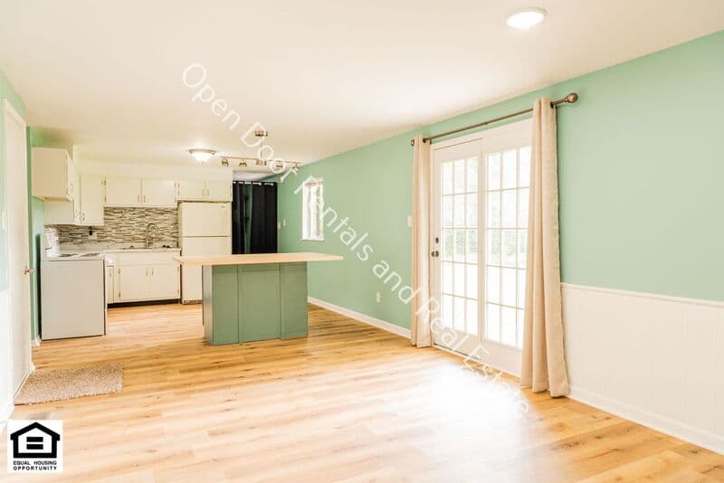 Fort Wayne House: 6718 Raintree Road