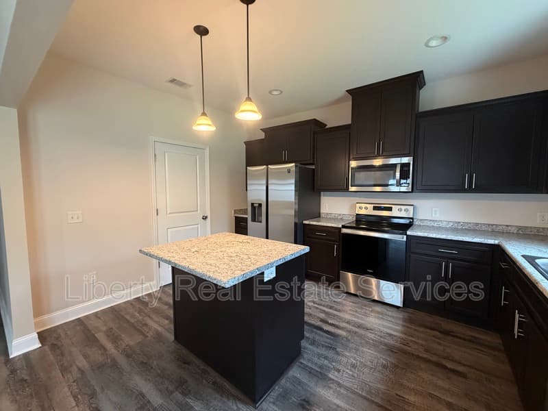 Hinesville House: 224 Whipple Ave