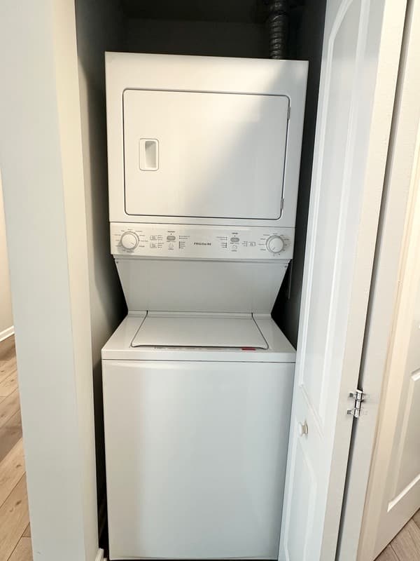 East Dundee Condo: 811 E Main St