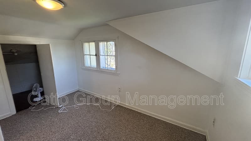 Middlefield House: 15989 Mill St