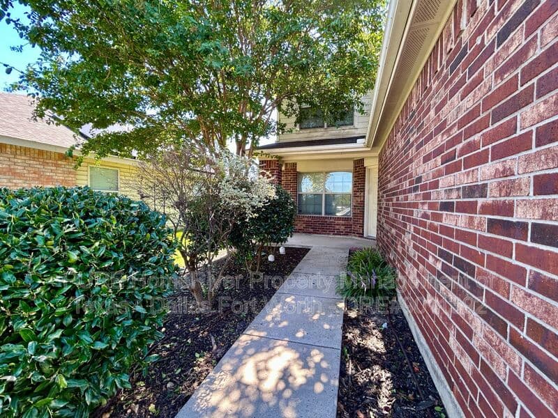 Haslet House: 809 San Miguel Trl