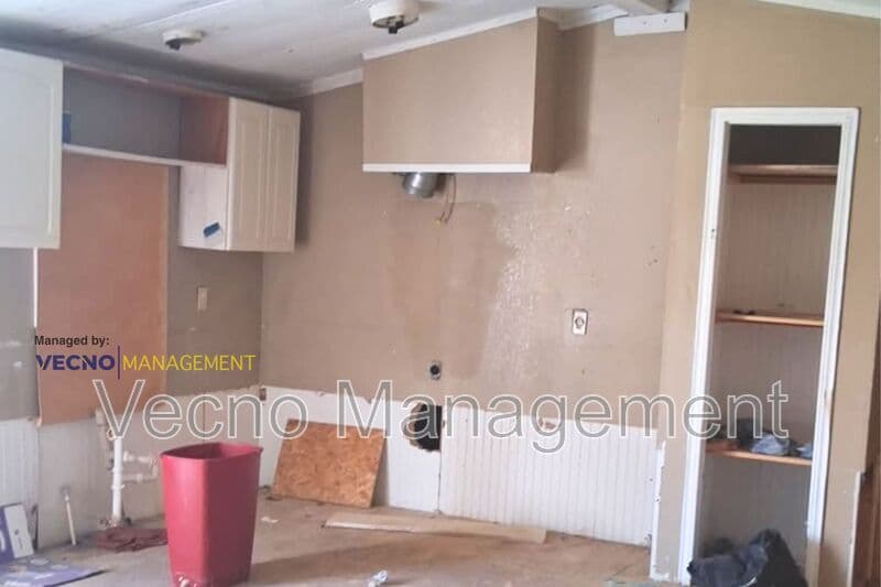 Poteet House: 16055 Texas 16 - 12