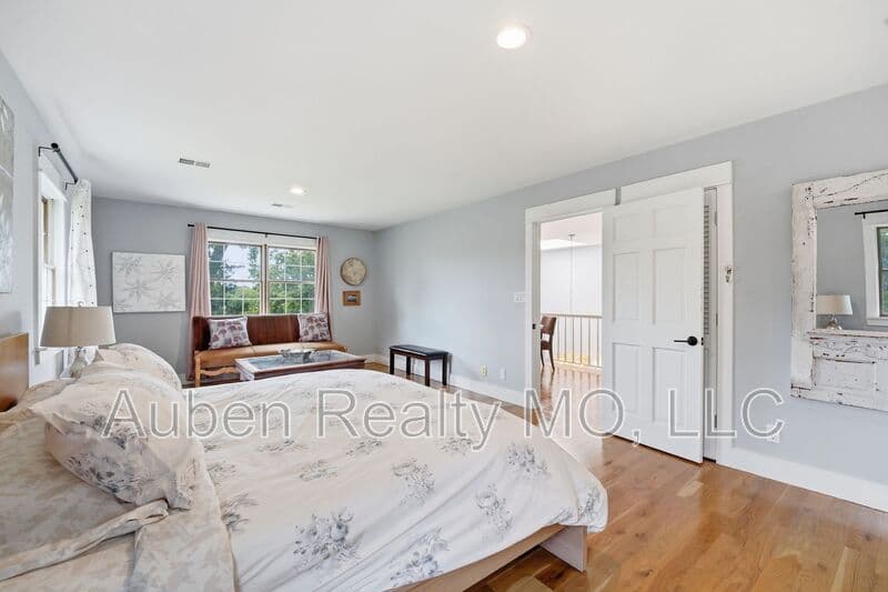 Kansas City House: 10200 Grandview Rd