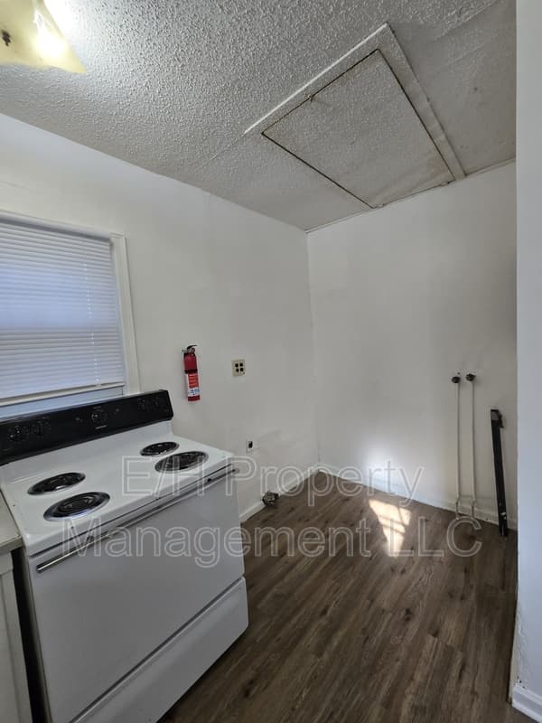 Wichita House: 915 Harding Street