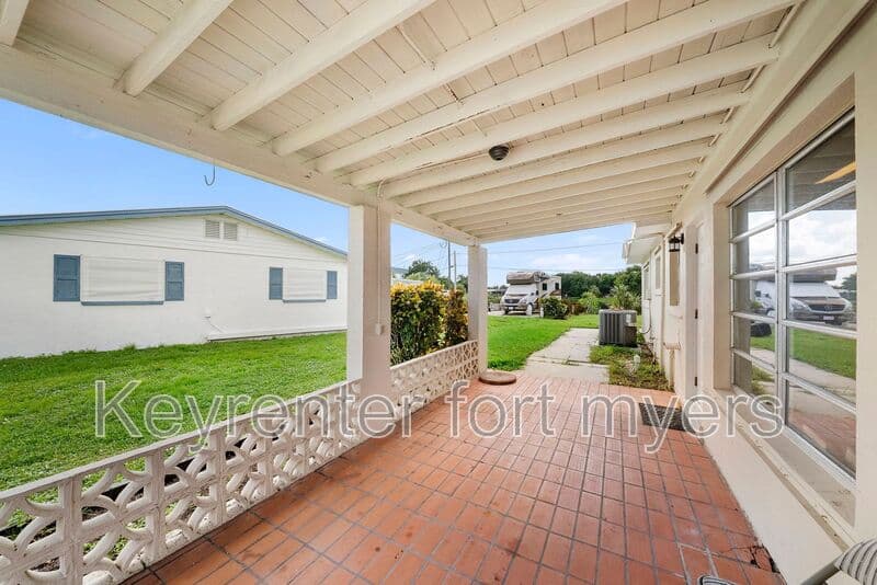 North Fort Myers House: 275 Lakeview Dr