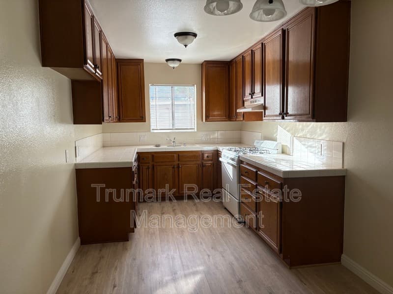 Montrose Condo: 2421 Montrose Ave