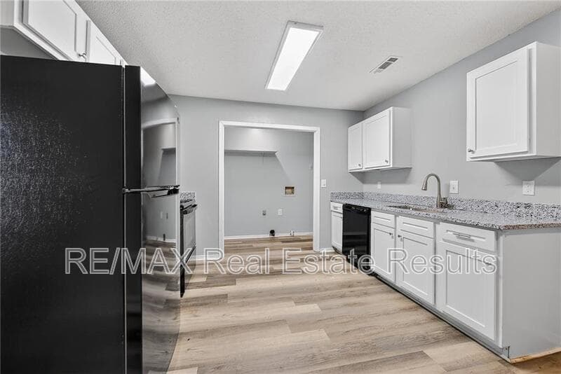 Fayetteville House: 4418 W Acoma St