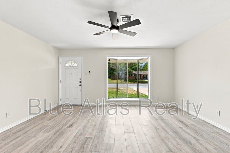 Dallas House: 6008 Golden Gate Drive