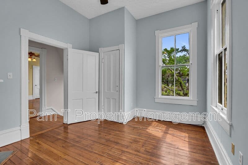 Savannah House: 201 W 37th St