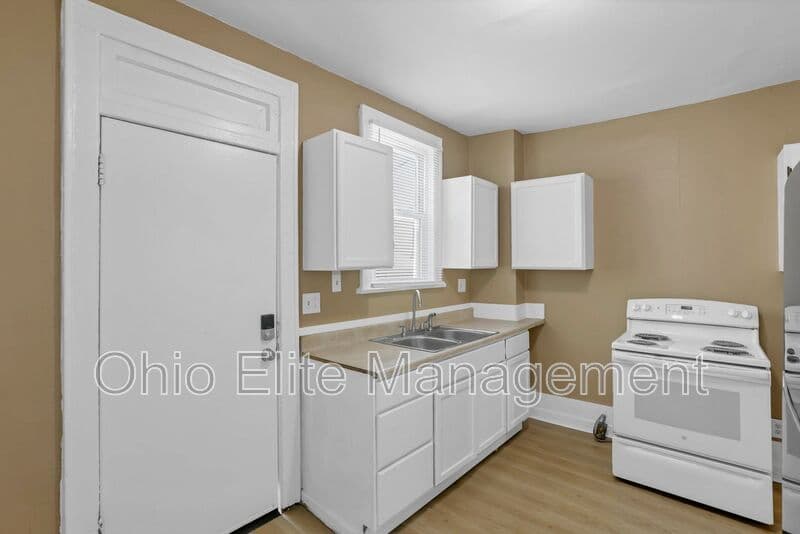 Columbus House: 2545 Sullivant Ave