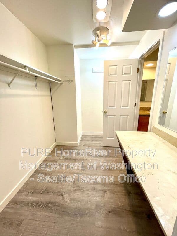 Seattle Condo: 3047 SW Avalon Way