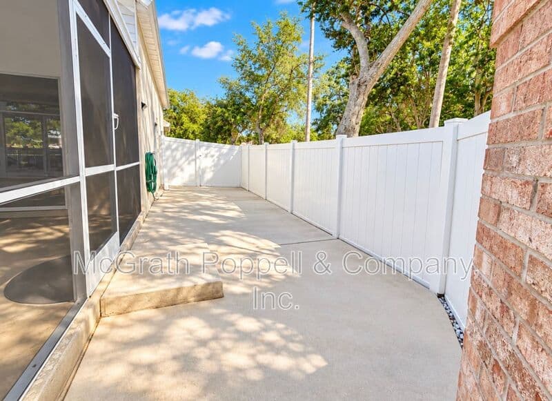 VALRICO House: 516 CAPE COD CIR